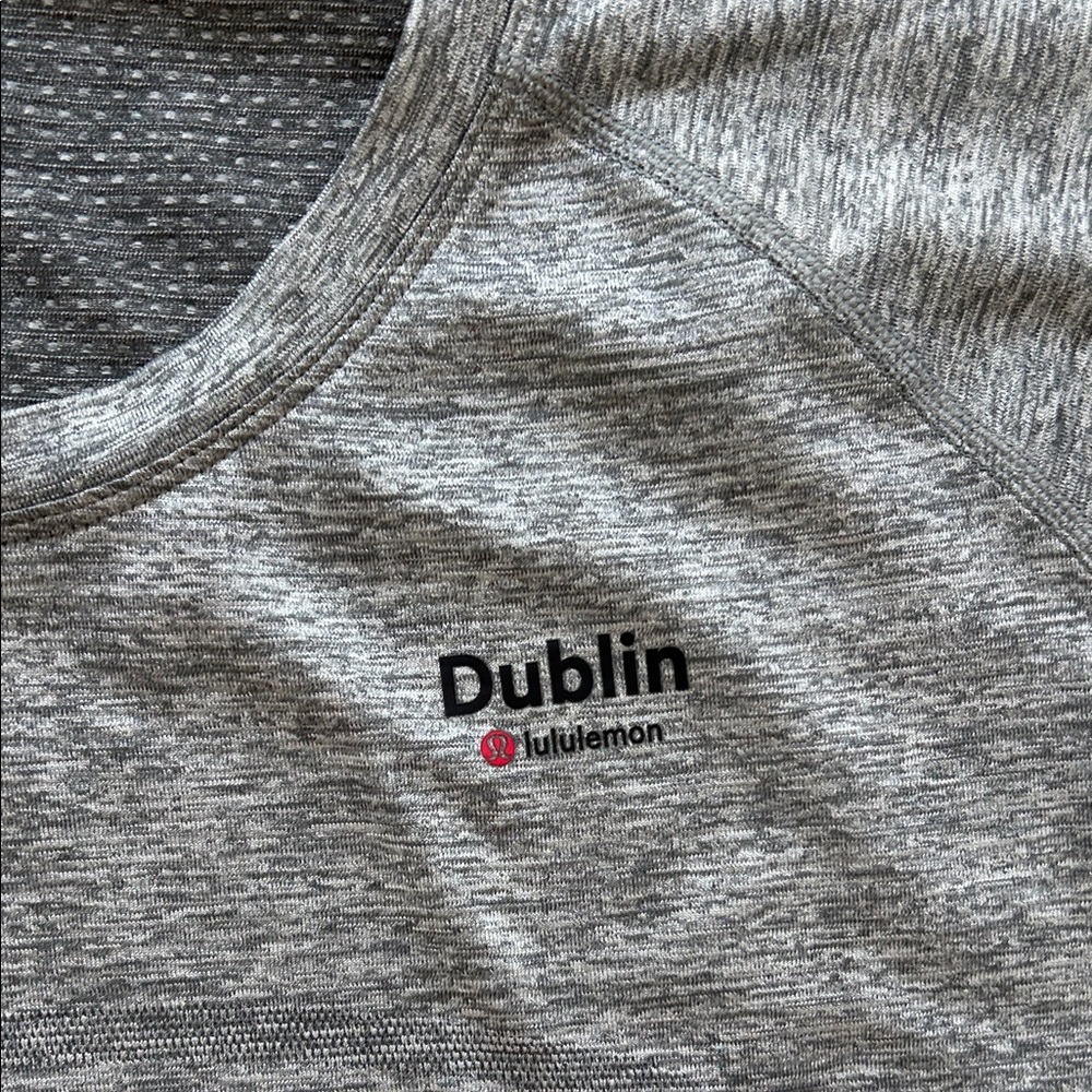 Like new from DUBLIN IRLAND Lululemon Athletica Heathered Gray Tee Sz 12